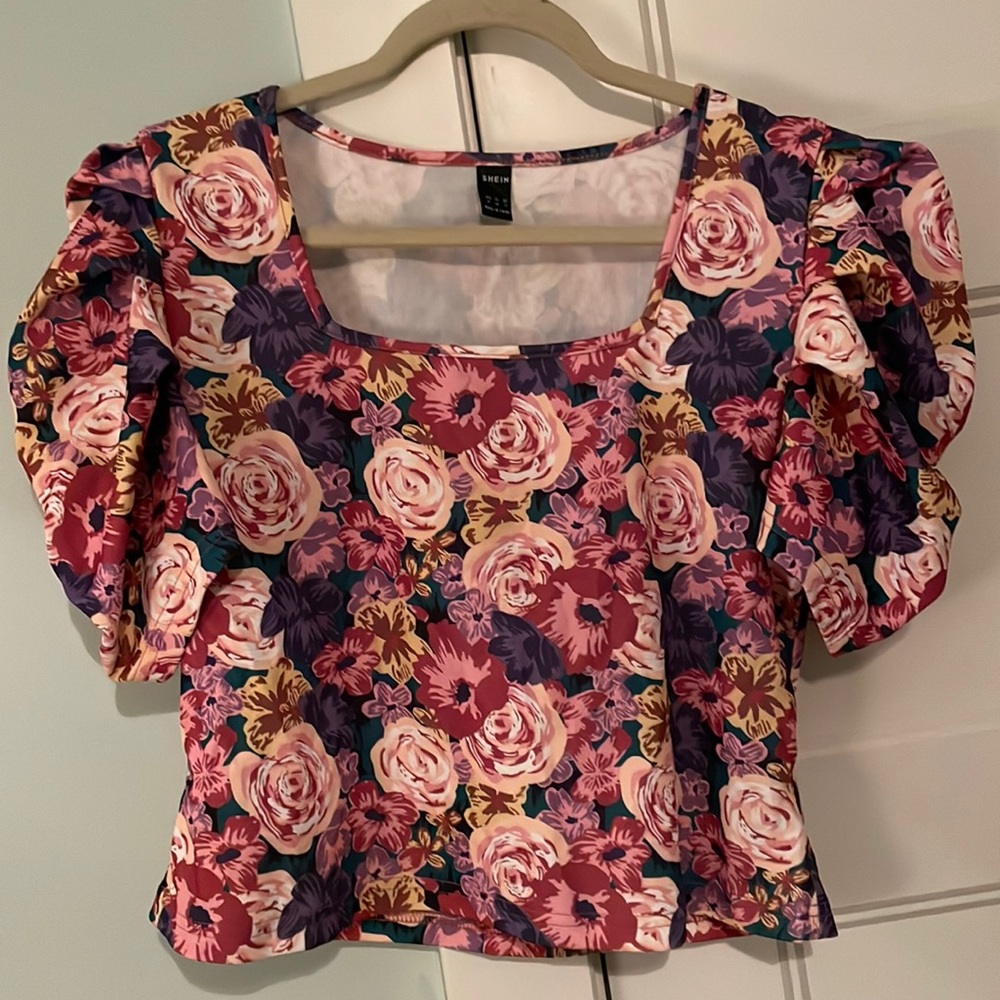 NWOT SHEIN XL X Large Floral Top Puffy Sleeves Valentine’s Day